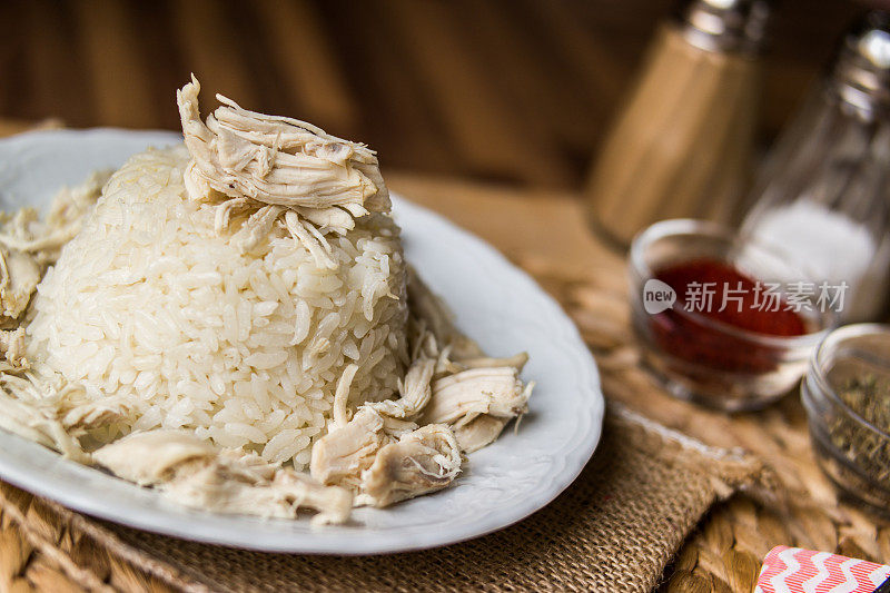 传统土耳其鸡肉饭(tavuklu pilav)。